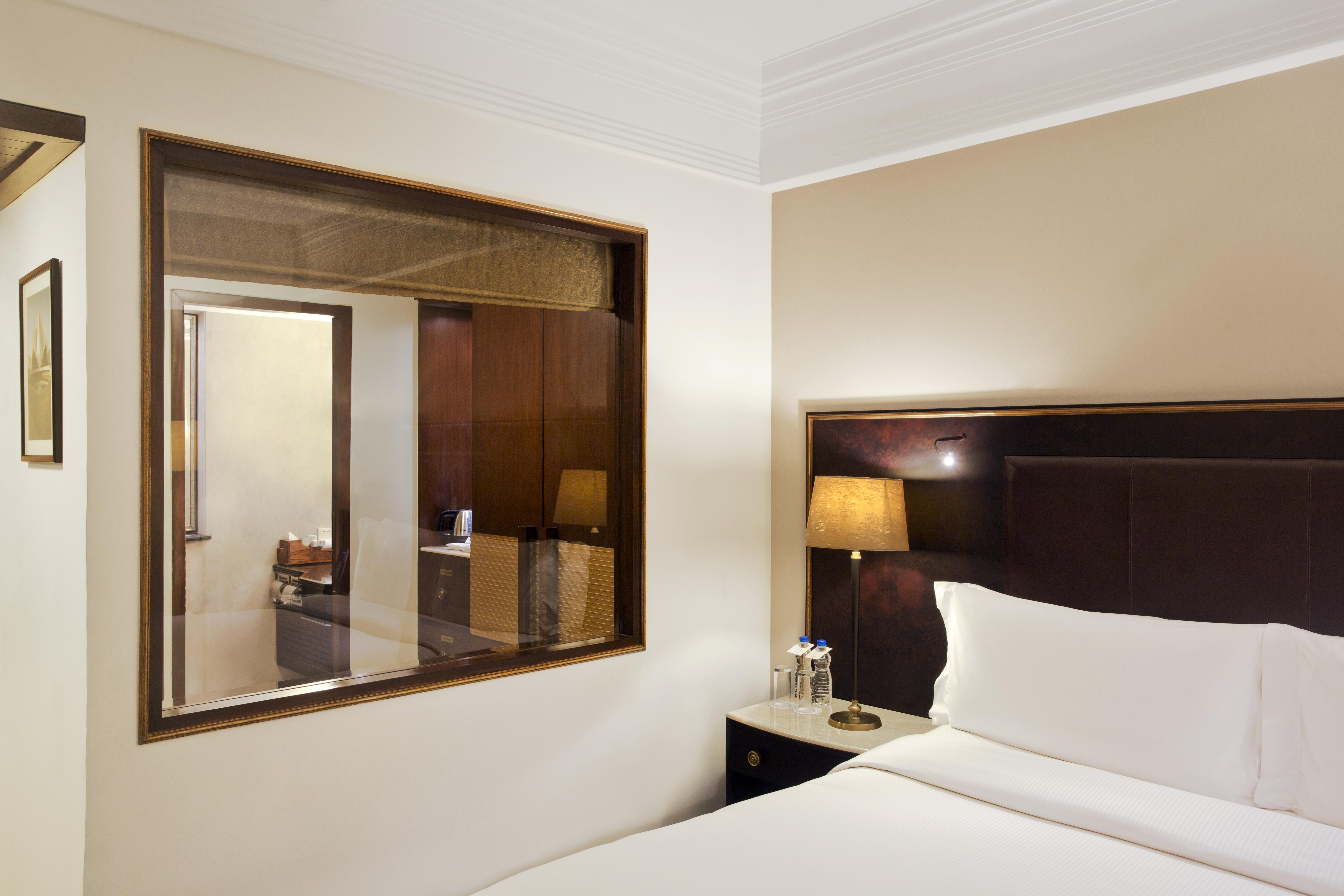 Eros Hotel New Delhi, Nehru Place Dış mekan fotoğraf A room at the hotel