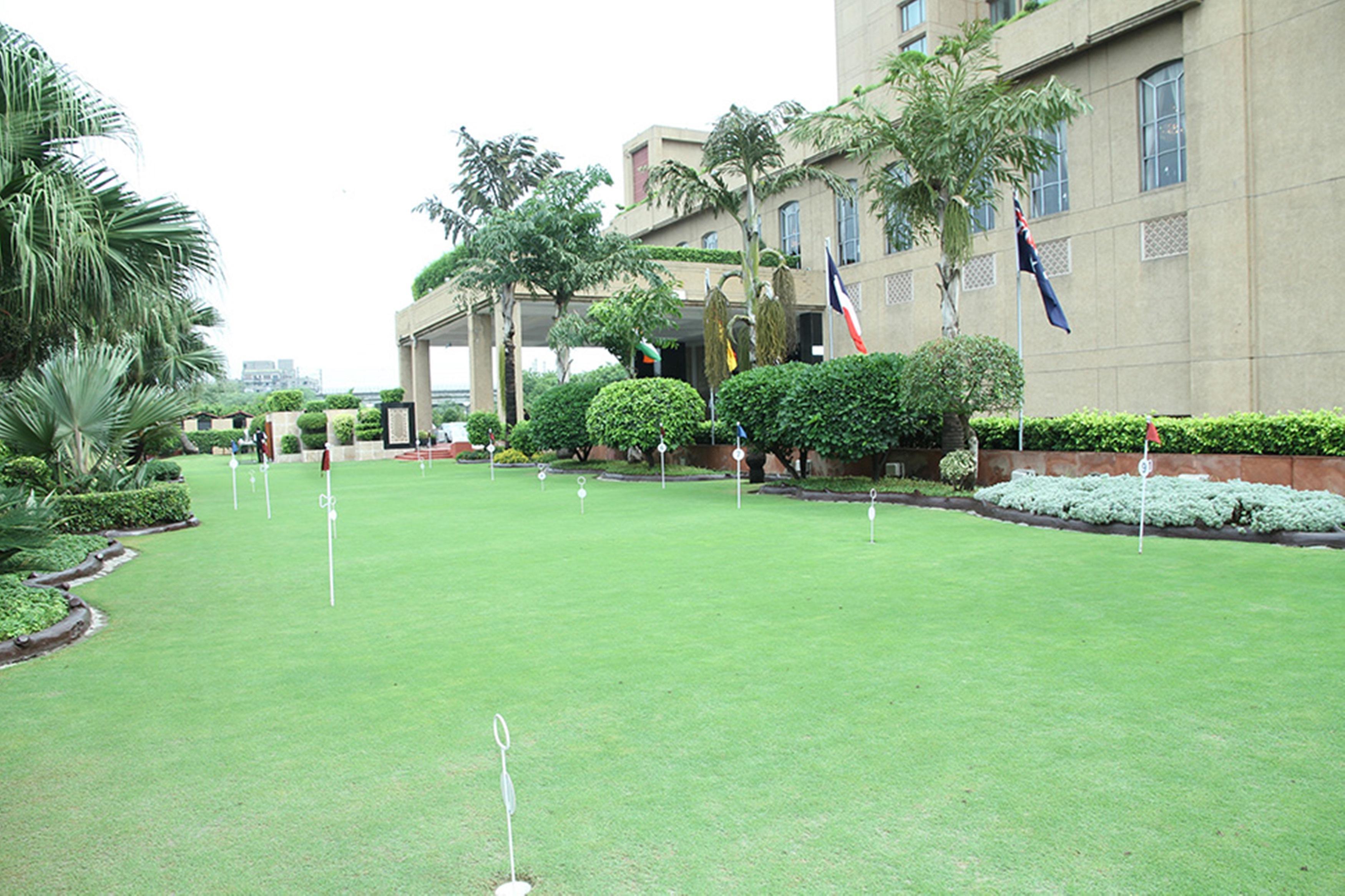 Eros Hotel New Delhi, Nehru Place Dış mekan fotoğraf The lawn of the Australian embassy in New Delhi