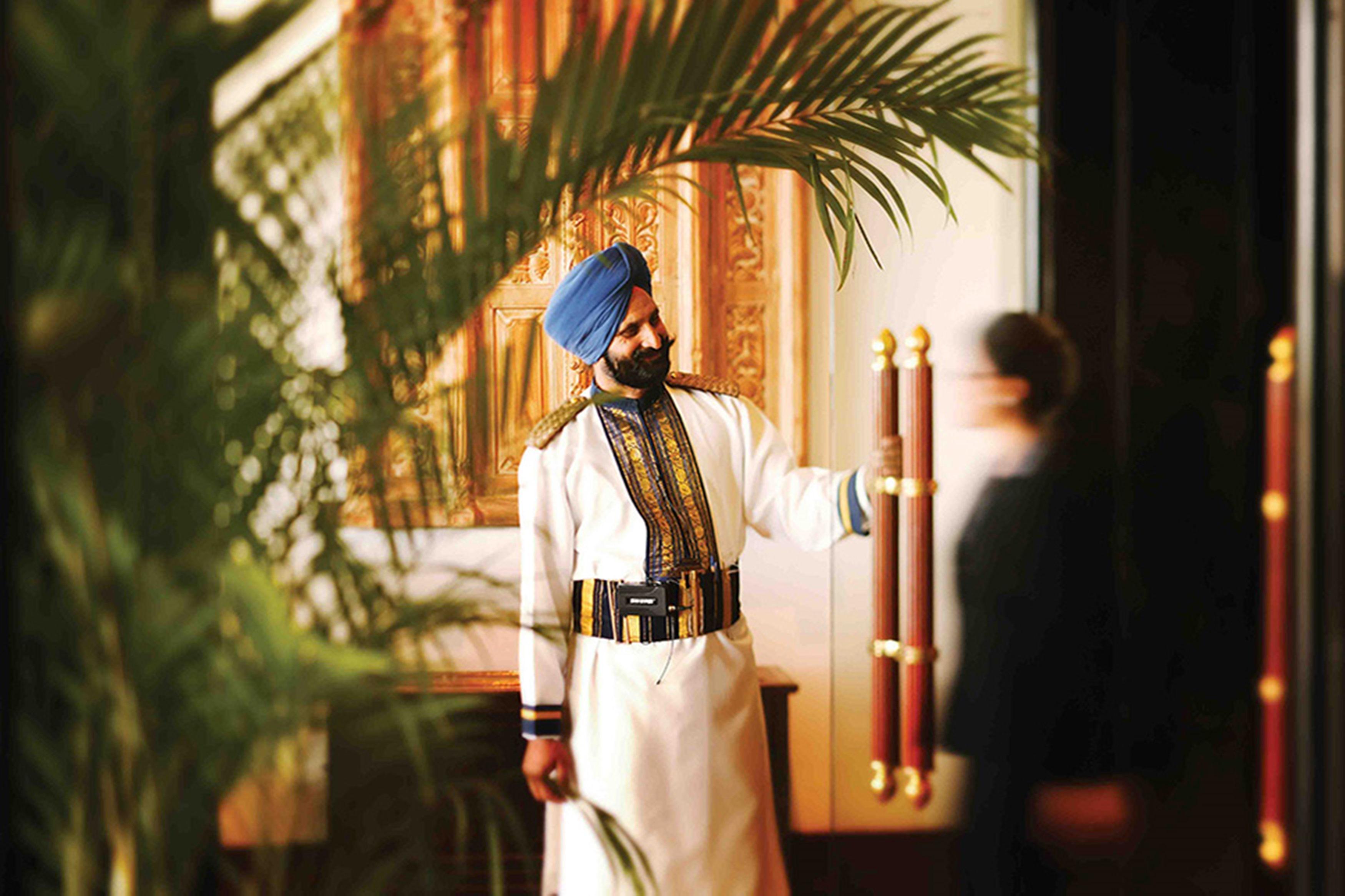 Eros Hotel New Delhi, Nehru Place Dış mekan fotoğraf A doorman at the Taj Mahal Palace, Mumbai