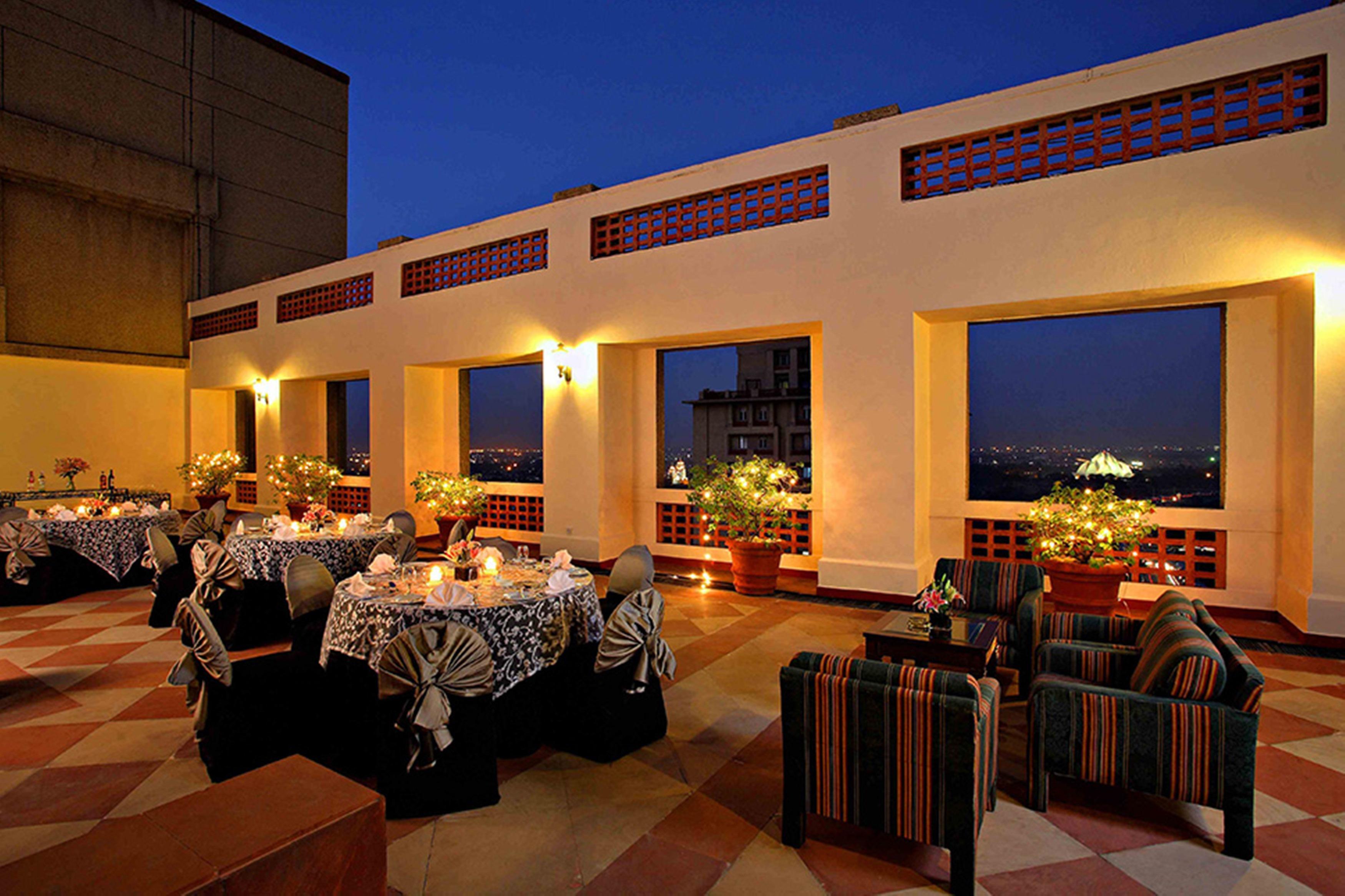 Eros Hotel New Delhi, Nehru Place Dış mekan fotoğraf Rooftop restaurant