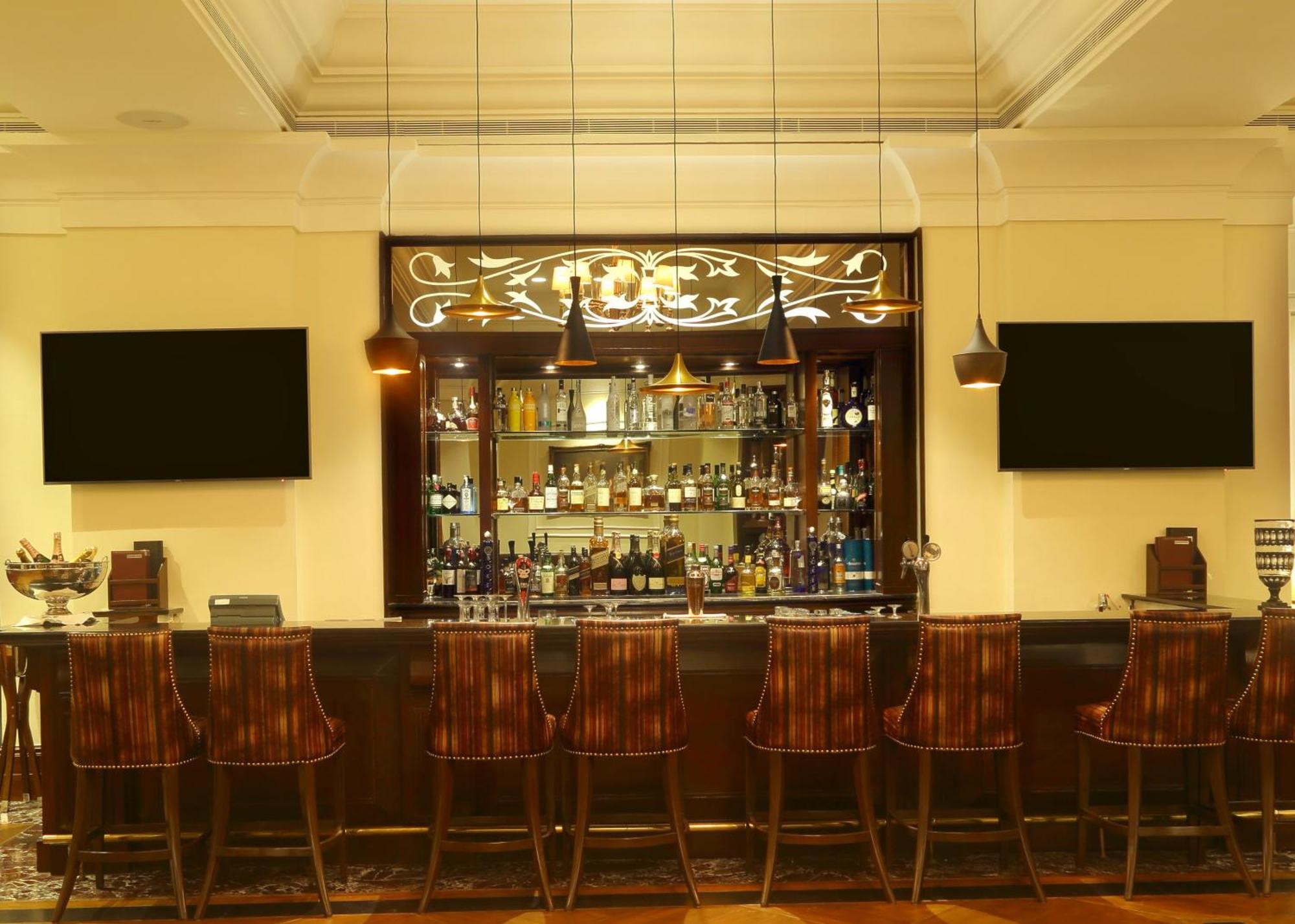 Eros Hotel New Delhi, Nehru Place Dış mekan fotoğraf The bar at the Imperial