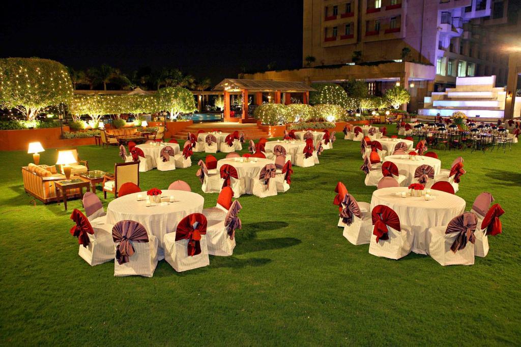Eros Hotel New Delhi, Nehru Place Dış mekan fotoğraf The lawn at the Taj Bengal