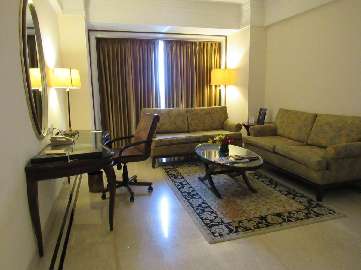Eros Hotel New Delhi, Nehru Place Dış mekan fotoğraf Living room of a suite at the Taj Mahal Palace, Mumbai