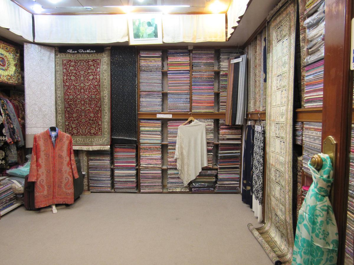 Eros Hotel New Delhi, Nehru Place Dış mekan fotoğraf A shop in Srinagar selling pashmina shawls