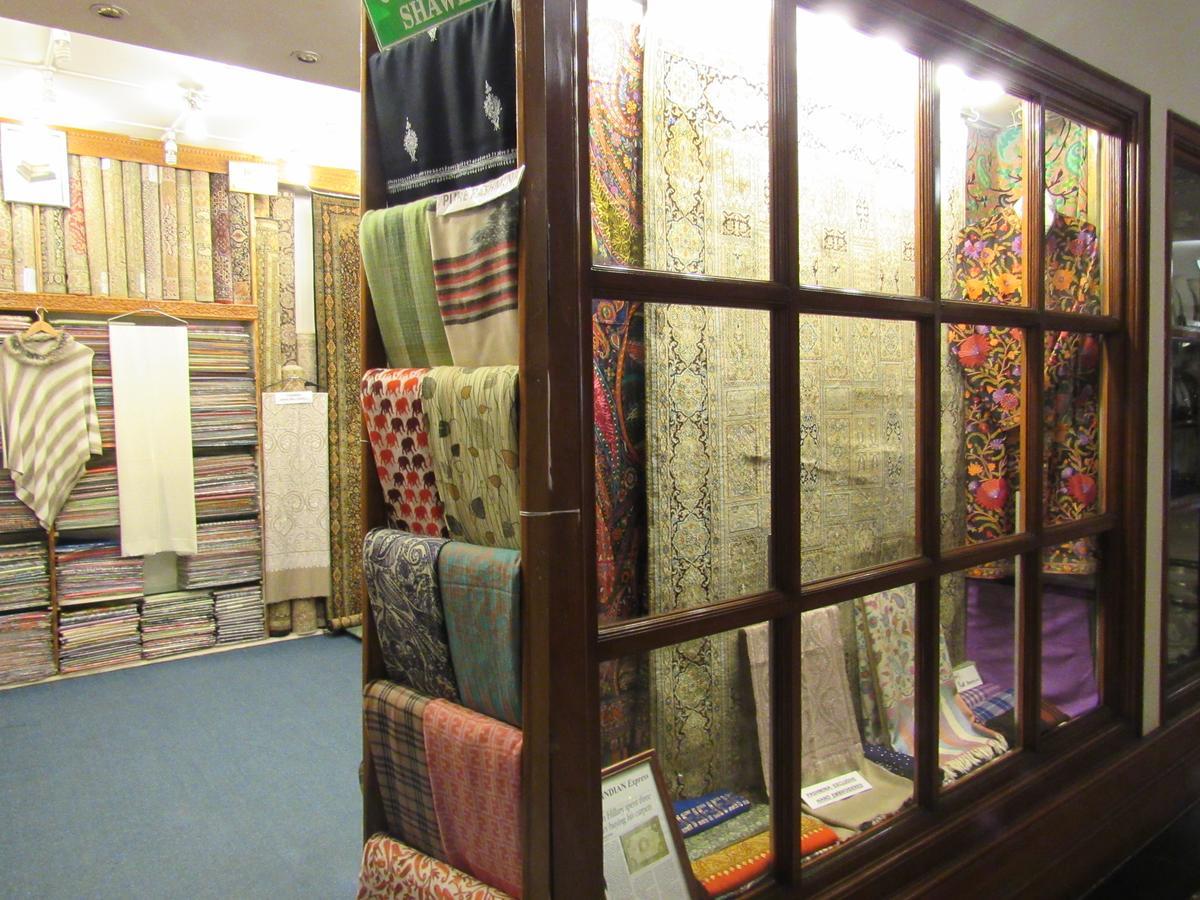 Eros Hotel New Delhi, Nehru Place Dış mekan fotoğraf A display of Japanese textiles