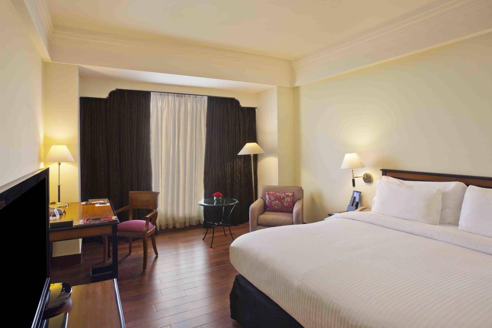 Eros Hotel New Delhi, Nehru Place Dış mekan fotoğraf A room at the hotel